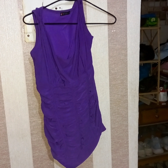 Tops - Sleeveless hugging top